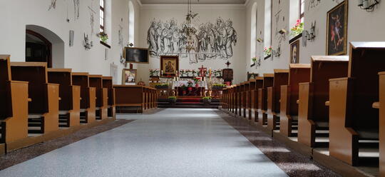 Wnętrze kościoła po renowacji posadzki