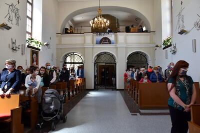 Wnętrze kościoła z wiernymi