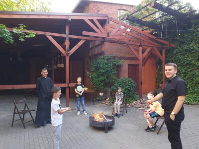 Ministranci przy ognisku