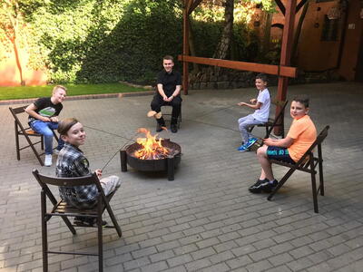 Ministranci przy ognisku