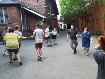 Wspólnota „Zjednoczeni w Duchu” tańczy taniec belgijski