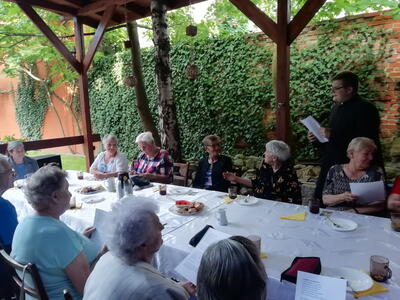 Wspólnota Żywego Różańca na podwórku plebanii