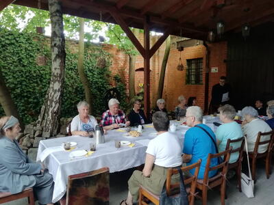 Wspólnota Żywego Różańca na podwórku plebanii
