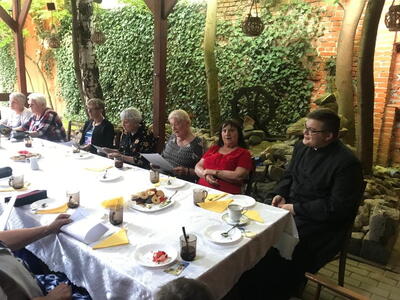 Wspólnota Żywego Różańca na podwórku plebanii