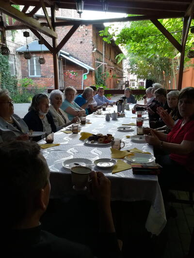 Wspólnota Żywego Różańca na podwórku plebanii